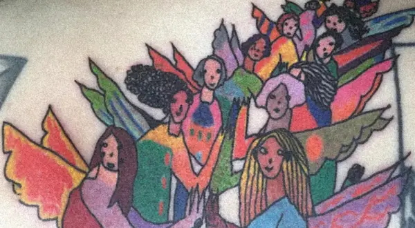 Un grupo de figuras con alas de colores vibrantes, como **tatuajes de obras de arte** que celebran la diversidad y la unión.
