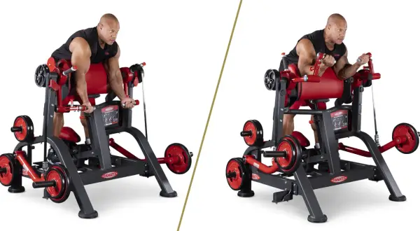 Mann trainiert den brachialis muskel an einer Bizeps-Maschine.