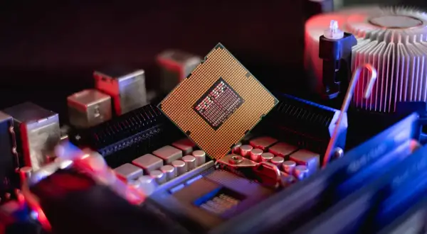 Procesor na płycie głównej, kluczowy element w dyskusji procesor intel czy amd.