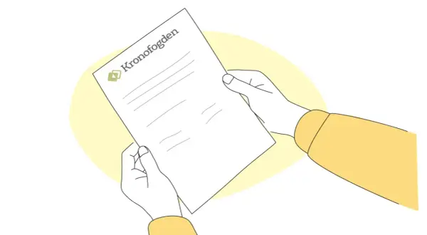 Händer håller ett papper med texten "Kronofogden" och en logotyp. Kanske ett brev om inkasso.