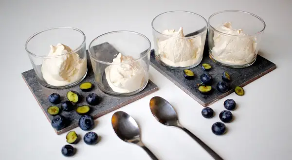 LCHF glass med blåbär och skedar. En krämig, söt dessert som passar perfekt för en lätt måltid.