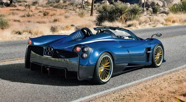 Niebieski Pagani Huayra Roadster na pustynnej drodze. Jego cena jest astronomiczna, ale widok zapiera dech w piersiach.