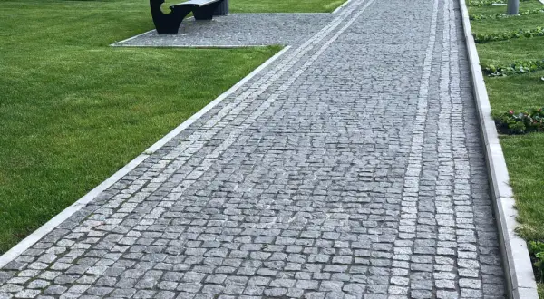 Ile kosztuje metr chodnika? Sprawdź, co wpływa na ceny i wybór materiałów