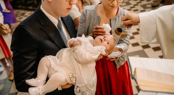 Fotograf na chrzciny: Ceny (400-4000 zł) i jak wybrać mądrze?