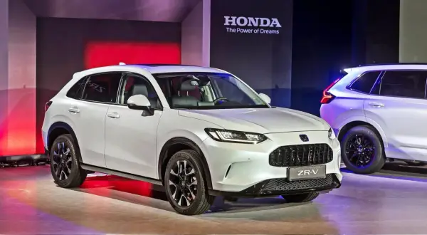 Biały Honda SUV ZR-V prezentowany na scenie z logo Honda. Nowe honda suv modele.