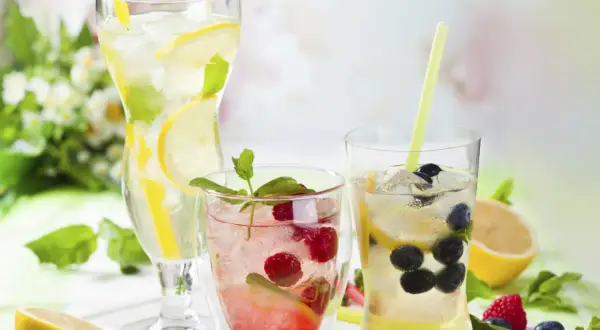 Erfrischende hausgemachte Limonade mit Zitrone, Beeren und Minze. Perfekt zum limonade selber machen an heißen Tagen.