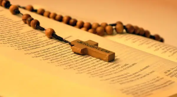Czy modlitwa na leżąco to grzech? Przekonaj się, co mówi Biblia