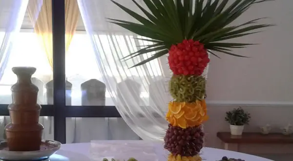 Fontanna czekoladowa i palmy z owoców: truskawki, kiwi, pomarańcze, winogrona, ananas. Idealne jakie owoce do fontanny czekoladowej.