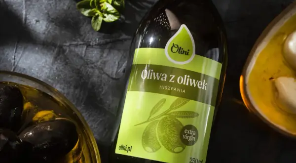 Oliwa extra virgin Olini, oliwki i czosnek. Unikaj gorzknięcia sosu z oliwy extra virgin przy miksowaniu, dbając o jakość składników.