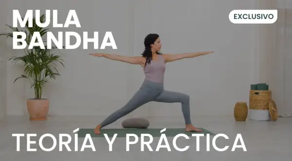 Mujer en postura de guerrero, aprendiendo los **mula bandha beneficios** para la teoría y práctica del yoga.