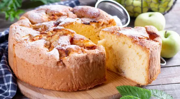 Saftiger Apfelkuchen, bestäubt mit Puderzucker. Ein Genuss für alle, die Kuchen ohne Zucker lieben.