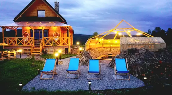 Drewniany domek i jacuzzi w **jedlina zdrój** zachęcają do relaksu. Cztery niebieskie leżaki czekają na gości.