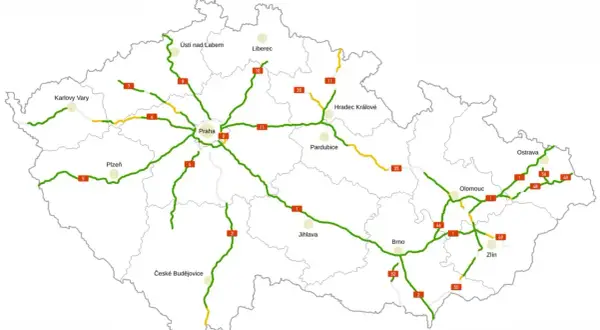 Mapa autostrad w Czechach z zaznaczonymi miastami i trasami. Kolory wskazują na różne rodzaje dróg, a czerwone prostokąty z cyframi to numery dróg, które mogą być związane z opłatami.