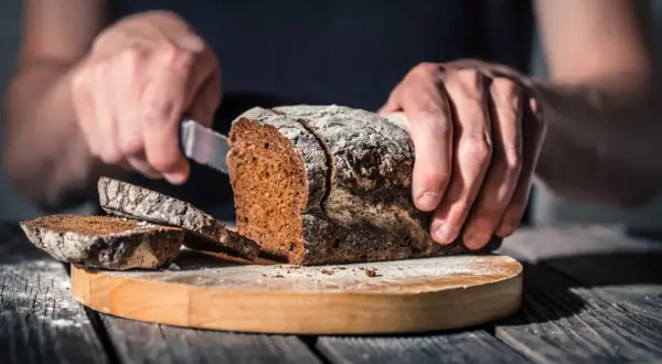 Zamienniki pieczywa: 15+ zdrowych alternatyw bez glutenu i węglowodanów