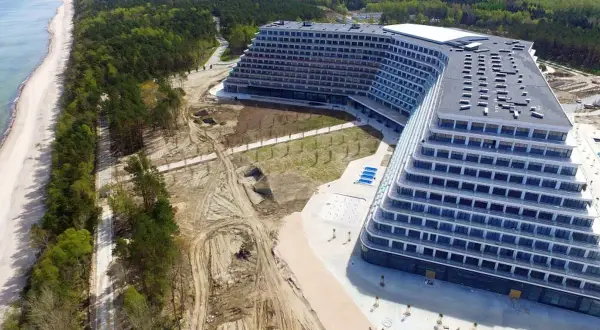 Nowy hotel Gołębiewski w budowie nad morzem. Czy to jedyny z hoteli Gołębiewskich w Polsce?