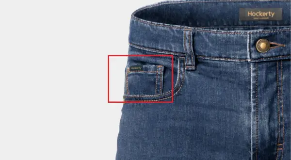 Il taschino piccolo dei jeans, un tempo utile per orologi da tasca, oggi è perfetto per chiavi o auricolari.