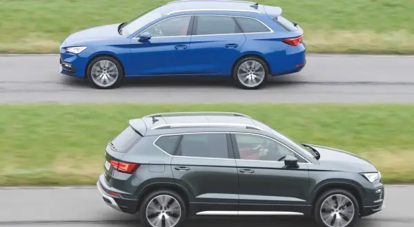 Niebieski Seat Leon kombi i szary Seat Ateca jadą obok siebie.