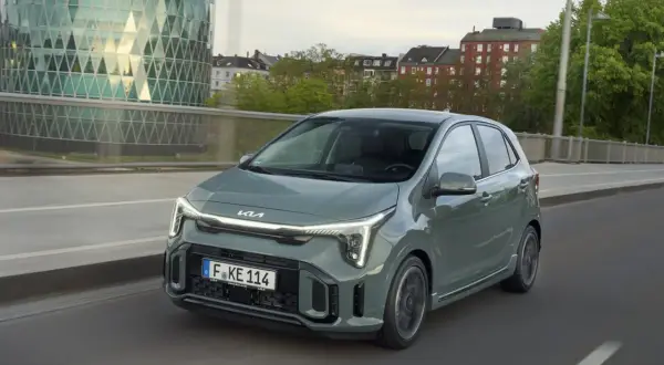 Nowe Kia Picanto w miejskim krajobrazie. Zobacz opinie i przekonaj się, czy to auto dla Ciebie.