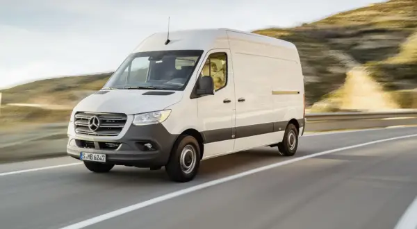 Biały Mercedes Sprinter na drodze. Zastanawiasz się, jaki silnik wybrać do swojego Sprintera?