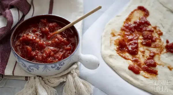 Sos do pizzy jak z pizzerii: Przepisy na pomidorowy i czosnkowy