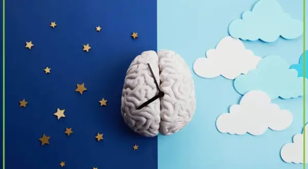 Mózg z zegarem na tle nocy i dnia. Glicyna na sen pomoże Ci zasnąć, gdy gwiazdy znikną, a chmury pojawią się na niebie.