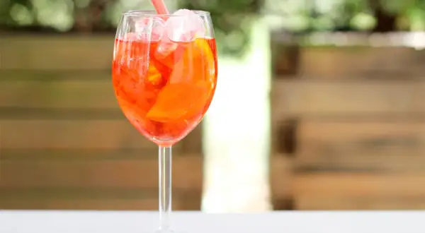 Orzeźwiający aperol z tonikiem, z plastrem pomarańczy i lodem, gotowy do wypicia w letni dzień.