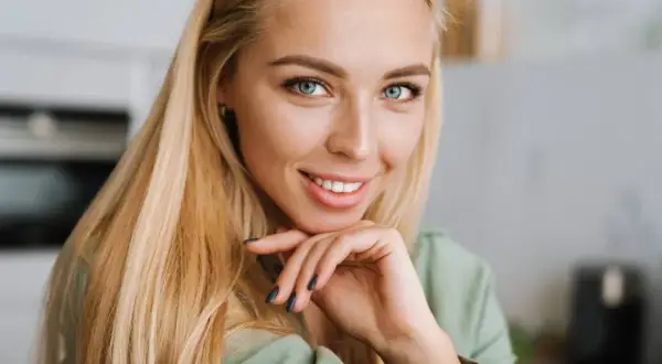 Blondynka z niebieskimi oczami? Odkryj kolory, które Cię rozświetlą!