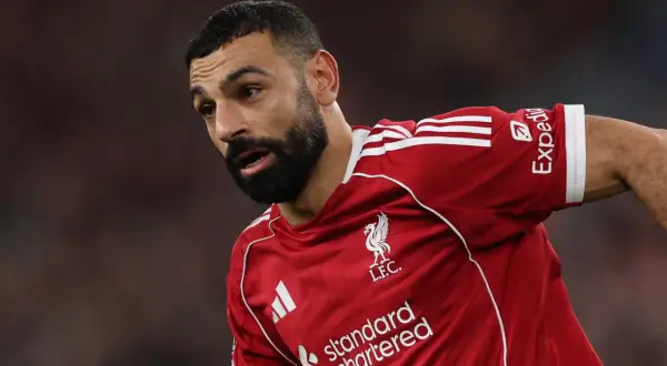 Piłkarz Liverpoolu w czerwonej koszulce, z zarostem i charakterystycznym spojrzeniem. To właśnie tam gra Salah, zdobywając kolejne bramki.