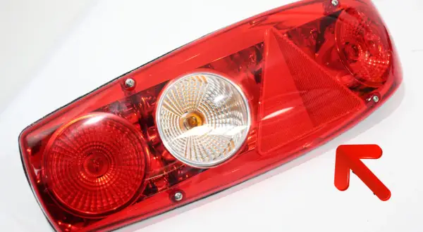 Luz trasera roja con reflectores. El catadióptrico, como el triángulo rojo, mejora la visibilidad.