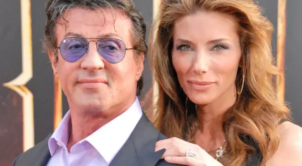 Sylvester Stallone z żoną Jennifer Flavin na czerwonym dywanie.