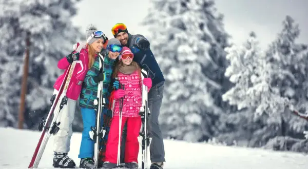Rodzina na nartach, gotowa na ferie kujawsko pomorskie 2026. Śnieg, góry i uśmiechy!
