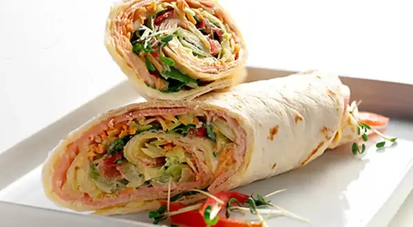 Två wraps med en generös fyllning av skinka, grönsaker och dressing. En perfekt lunch eller snabb måltid.