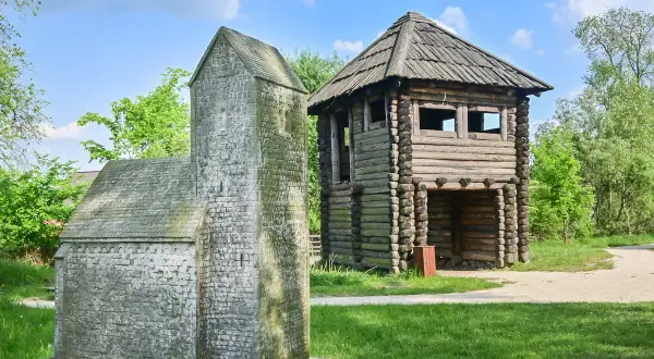 Kamienna wieża i drewniana wieża strażnicza w skansenie Kalisz Zawodzie.
