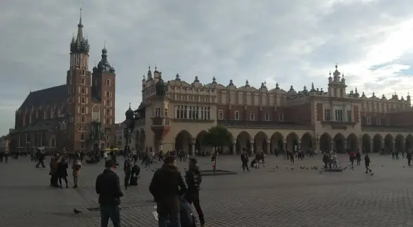 Rynek Główny w Krakowie z Sukiennicami i Kościołem Mariackim. Aby dojść z dworca PKP na rynek, wystarczy kierować się prosto ulicą.