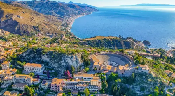 El Teatro Griego de Taormina, con el mar azul y la costa al fondo, es lo mejor de Sicilia.