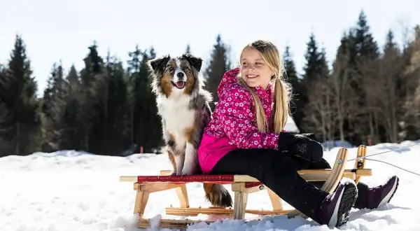 Co pod kombinezon zimowy, aby dziecko nie zmarzło i czuło się komfortowo