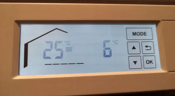 Wyświetlacz sterownika Viessmann. Pokazuje 25°C w domu i 6°C na zewnątrz. Pomocne przy szukaniu instrukcji.