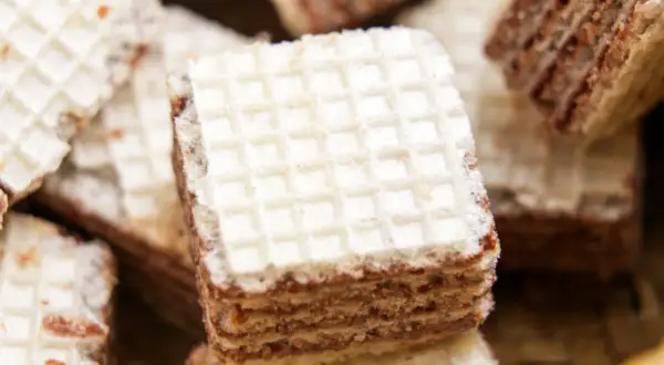 Stosy wafli z kremem czekoladowym, idealne na najprostsza masa do wafli.
