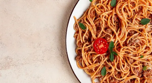 Pyszne spaghetti bolognese z mielonym mięsem, pomidorem i bazylią. Idealne przyprawy do spaghetti podkreślają smak tego klasycznego dania.