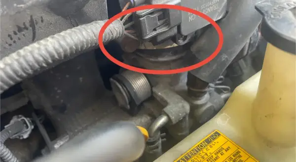 Silnik Audi z błędem DTC P0171. Czerwone kółko zaznacza przepustnicę, potencjalną przyczynę problemu.