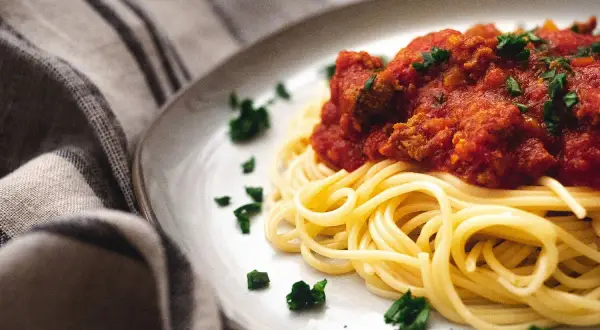 Spaghetti po polsku: Odkryj smaki, które zaskoczą Twoje podniebienie