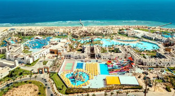Widok z lotu ptaka na kompleks hotelowy Pickalbatros Oasis Port Ghalib z basenami, zjeżdżalniami i plażą nad Morzem Czerwonym.