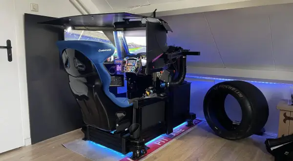 Ein beeindruckender **sim rig selber bauen**-Aufbau mit Rennsitz, Lenkrad und mehreren Bildschirmen. Daneben ein Rennreifen.