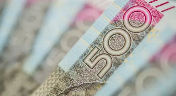 Zbliżenie na banknot 500 zł. Taka kwota to już spory kosiniakowy zapas na drobne przyjemności.