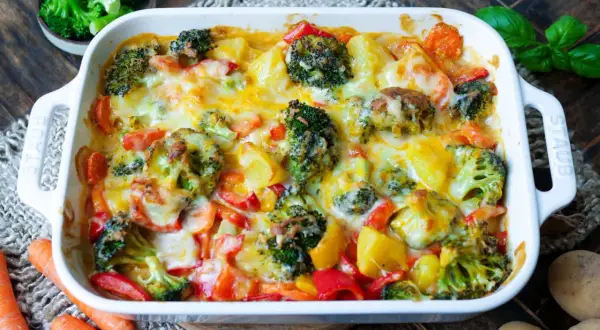 Ein köstlicher vegetarischer Auflauf mit Brokkoli, Kartoffeln und Paprika, überbacken mit geschmolzenem Käse.