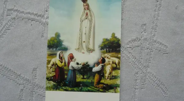 Jakie pamiątki z Fatimy warto kupić? Najlepsze dewocjonalia i porady
