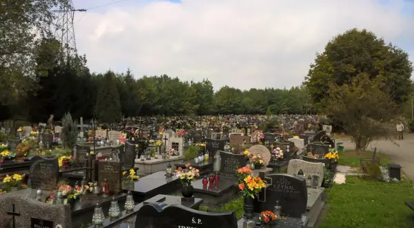 Jak dojechać na cmentarz Salwator w Krakowie - uniknij korków w Święto Zmarłych