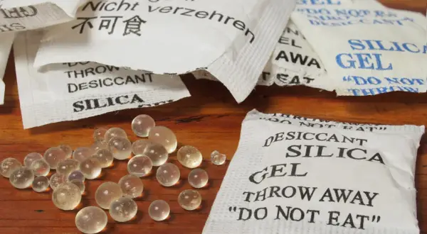Silica-Gel-Beutel und Kügelchen, die Feuchtigkeit absorbieren. Was ist Silica? Ein Trockenmittel, das vor Nässe schützt.