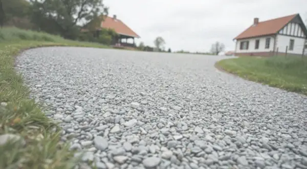 Jak obliczyć tłuczeń na podjazd? Poradnik eksperta (m³ i tony)