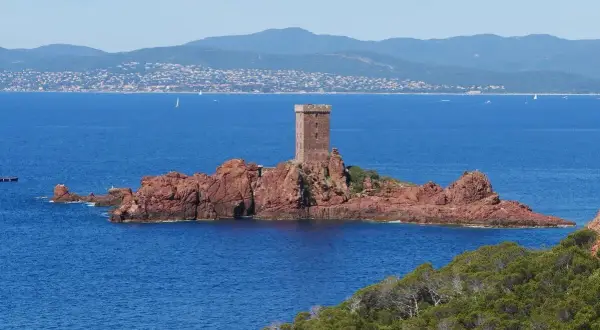 La tour du Guetteur se dresse fièrement sur la roche rouge de Saint-Raphaël, dominant la mer Méditerranée.